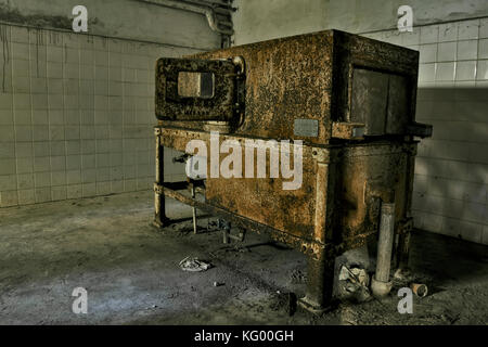 Une vieille machine rouillée dans une chambre d'un hôpital psychiatrique abandonné Banque D'Images