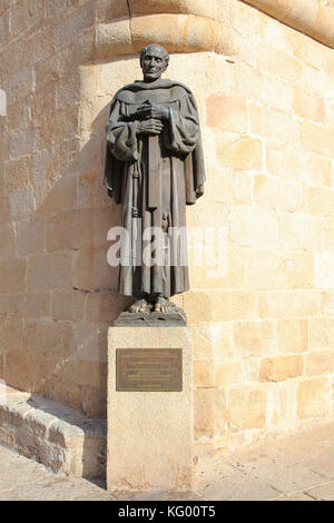 Sculpture statue de San Pedro de Alcantara, vieille ville médiévale, Cáceres, Extremadura, Espagne Banque D'Images