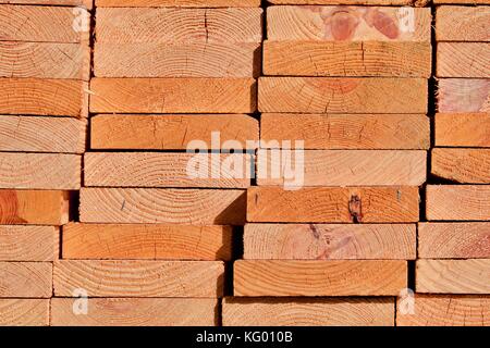 Vue en bout de planches en bois empilés Banque D'Images