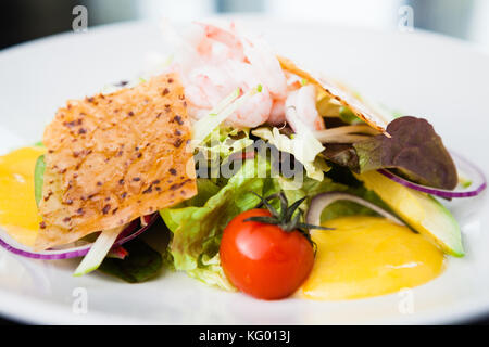 Salade de crevettes avec sauce Banque D'Images