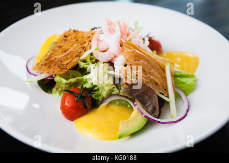 Salade de crevettes avec sauce Banque D'Images