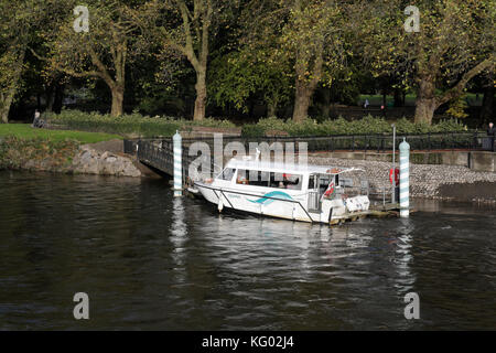 Aquabus sur la rivière Taff à Bute Park à Cardiff Wales UK Banque D'Images