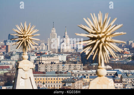 Vue depuis le 'gratte-ciel' kotelnicheskaya bâtiment remblai sur un gratte-ciel dans la 'gate' square et l'hôtel Hilton moscow leningradskaya' skyscra Banque D'Images