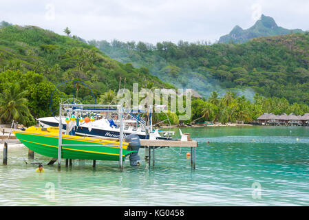 Des bateaux au-dessus de l'eau pour empêcher la croissance de balanes, de l'intercontinental le moana resort bora bora, en Polynésie française,. Banque D'Images