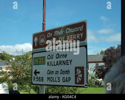 Panneaux routiers le long de l'anneau de Kerry en Irlande. Banque D'Images