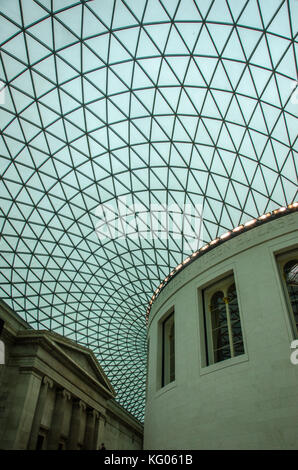 Londres, Royaume-Uni, 26 octobre 2017 : l'intérieur de la British museum. toit spécial dans le hall central Banque D'Images