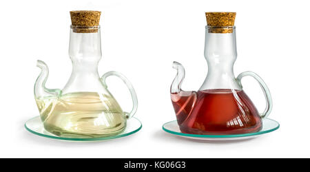 Carafe avec du vinaigre isolé sur fond blanc Banque D'Images