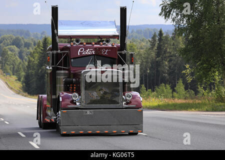 Kokemäki, Finlande - le 10 août 2017 : beau peterbilt 359 année 1972 semi truck de jorgen dahlgren participe à la convoi de camions à l'e de camionnage Banque D'Images