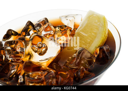 Verre de coca avec des glaçons et une tranche de citron, sur fond blanc Banque D'Images
