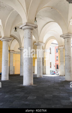 Colonnes de calipso di macchi sonia, crema italie Banque D'Images