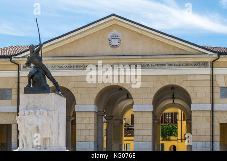 Statue sur la Piazza Trento e Trieste à Crema, Italie Banque D'Images