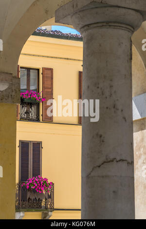 Vue sur balcon d'sous les colonnes Banque D'Images