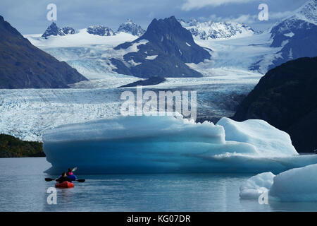 Kayaks sur le lac d'Grewingk glacier avec des icebergs, des montagnes Kenai, Kachemak Bay State Park, Alaska Banque D'Images