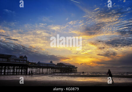 Coucher de soleil sur la jetée centrale de Blackpool, lancashire uk. photo par Paul heyes, mercredi 25 octobre, 2017. Banque D'Images