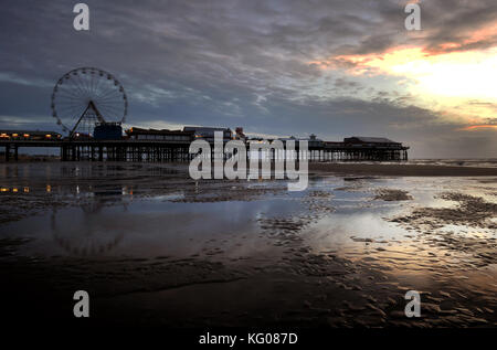 Coucher de soleil sur la jetée centrale de Blackpool, lancashire uk. photo par Paul heyes, mercredi 25 octobre, 2017. Banque D'Images