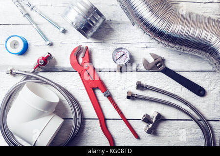 Outils de plomberie et d'accessoires de table en bois. Vue de dessus Banque D'Images