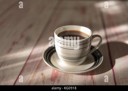 Une tasse de café instantané lieu sur fond sombre Banque D'Images