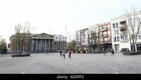 Zaailand Central Square à Leeuwarden, Frise, Pays-Bas 19ème siècle avec cour de justice (Gerechtshof Leeuwarden) en arrière-plan. Banque D'Images