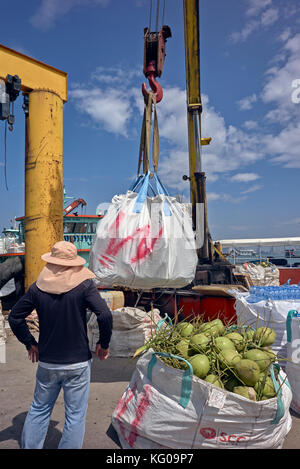 Chargement et déchargement grue bateau. Les dockers à Pattaya, le transport maritime commercial port. La Thaïlande, en Asie du sud-est Banque D'Images