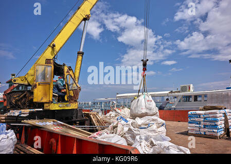 Chargement et déchargement grue bateau. Les dockers à Pattaya, le transport maritime commercial port. La Thaïlande, en Asie du sud-est Banque D'Images