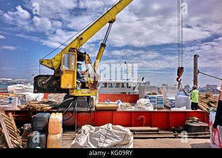 Chargement et déchargement grue bateau. Les dockers à Pattaya, le transport maritime commercial port. La Thaïlande, en Asie du sud-est Banque D'Images