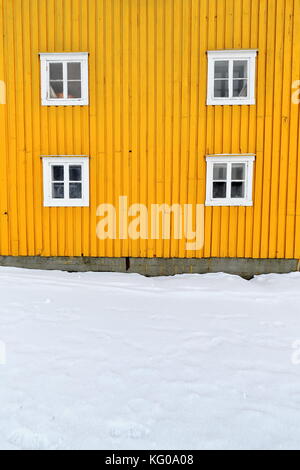 Ancien entrepôt portuaire en bois peint en jaune-fermé avec des fenêtres à battants en bois blanc windowframes-storehouse sur la passerelle-pier sur la n.côté de la Banque D'Images