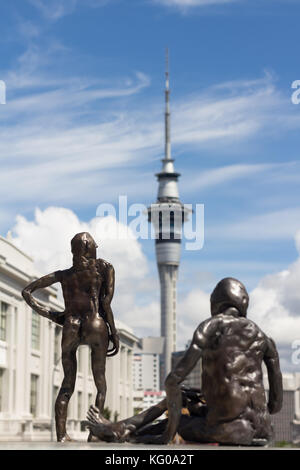 L'installation de « Loafers » par Francis Upritchard sur Symonds Street Overpass, Auckland, Nouvelle-Zélande Banque D'Images