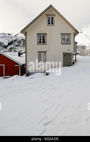 Équipements en Chambre toilettes au rez-de-chaussée d'un des pêcheurs en bois peint blanc maison de planches dans le port de pêche couvertes de neige-red hut ou rorbu à côté Banque D'Images