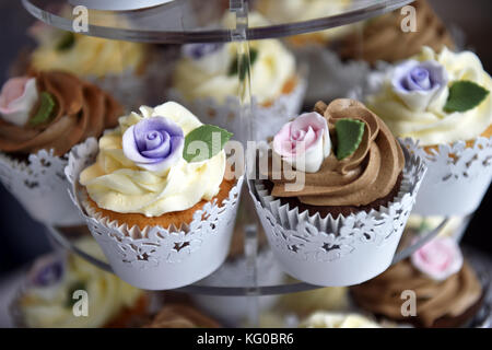 Petits gâteaux au chocolat et vanille sur l'affichage à un mariage Banque D'Images