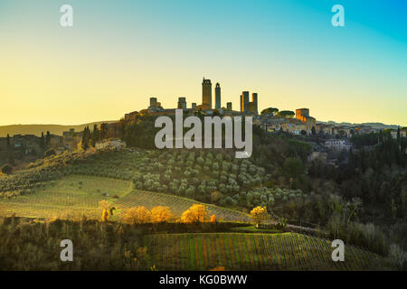 Tours de ville médiévale de San Gimignano et la campagne skyline panorama du paysage sur le coucher du soleil. La toscane, italie, europe. Banque D'Images