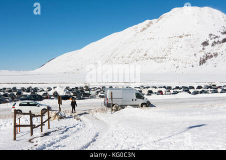 Campo Felice, ITALIE - Le 14 janvier 2017 : célèbre station de ski dans les Abruzzes, sur les montagnes des Apennins, à quelques kilomètres de Rome. Le parking gratuit Banque D'Images