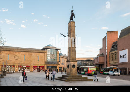 Falcon Square Mercat Cross et Eastgate Shopping Centre, Inverness, Écosse, Royaume-Uni Banque D'Images