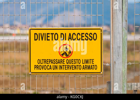 Pise, Italie - 15 janvier 2017 - L'armée sign sur la clôture de l'Aéroport International de Pise. Banque D'Images