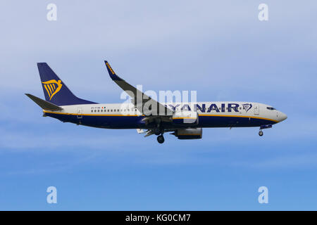 Pise, Italie - 15 janvier 2017 - Un Boeing 737-600 de Ryanair atterrit à l'aéroport de Pise (Galileo Galilei) Banque D'Images