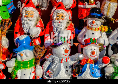 Peu de statues peintes de couleurs vives du père noël et bonhomme de neige, faites à partir de l'argile Banque D'Images