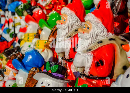 Peu de statues peintes de couleurs vives du père noël et bonhomme de neige, faites à partir de l'argile Banque D'Images