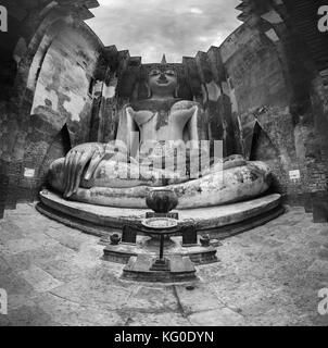 500px photo id : 124256243 - un vaste panorama d'une énorme statue de Bouddha. Cette composition est faite de 20 coups. Tourné en sukhotaï, Thaïlande. Banque D'Images