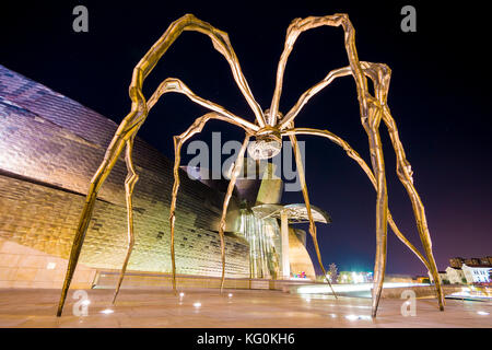 Maman, une sculpture d'une araignée de Louise Bourgeois qui repose en face du Musée Guggenheim Bilbao, Espagne Banque D'Images