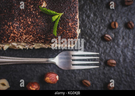 Tiramisu dessert italien traditionnel sur table en pierre noire Banque D'Images