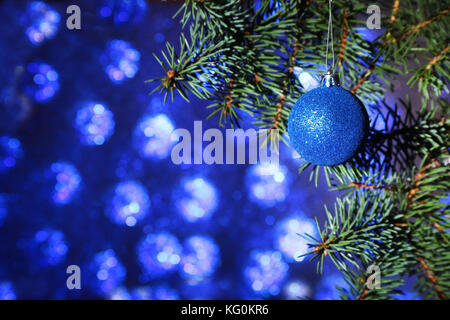 Décoré avec des boules colorées sur un arbre de Noël, floue et mousseux fond fabuleux. Banque D'Images