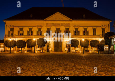 Sandor Palace à Budapest la nuit, résidence officielle du Président de la Hongrie, de l'architecture de style néoclassique du xixe siècle Banque D'Images