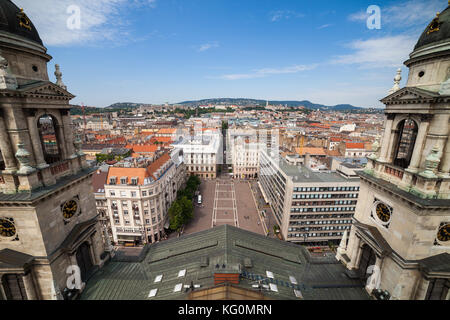 Hongrie, Budapest, centre-ville avec la place Szent Istvan encadrée par de la basilique Saint-Étienne clochers Banque D'Images