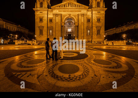 Basilique de Saint-Etienne et carré à Budapest dans la nuit, la Hongrie, la ville de style néoclassique Banque D'Images