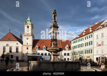 La Slovaquie, Bratislava, Vieille Ville Place Principale avec Roland Fontaine et Hôtel de Ville, Centre historique de la ville Banque D'Images