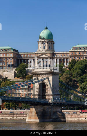 Pont des Chaînes et le château de Buda, sites touristiques de la ville de Budapest, Hongrie Banque D'Images