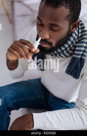 Gouttes nasales utile dans la main d'une personne malade Banque D'Images