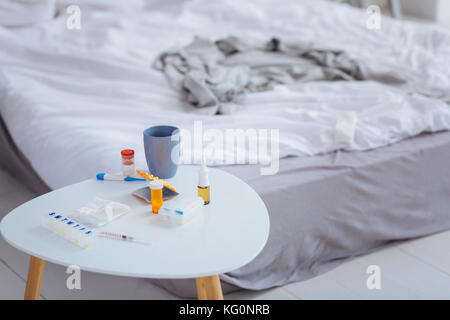 Jolie petite table en cours couverts avec des médicaments Banque D'Images