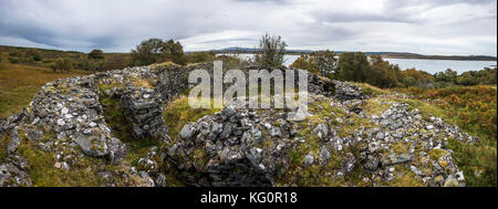 L'Âge du Fer Sallachy Broch sur le bord du Loch Shin près de Lairg, Sutherland, les Highlands écossais, UK Banque D'Images