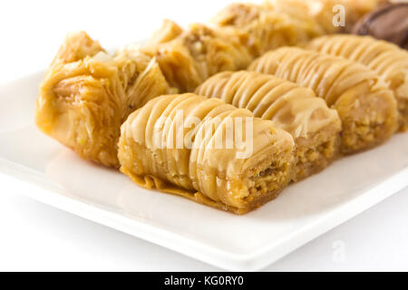 Baklava dessert turc isolé sur bac blanc Banque D'Images