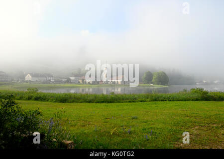 Grande vue d'abbaye lake et son église abbatiale, également connu sous le nom de grandvaux lac, ou lac grande rivière dans le jura, france Banque D'Images